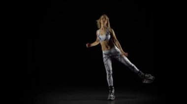 Kangoo atlama Güçlü kız siyah arka plan üzerinde ayakkabı atlar