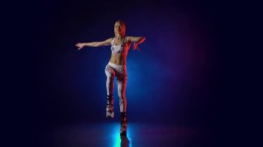 Kangoo atlayan spor takım elbise güzel kadın ayakkabı atlar.
