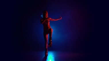 Kangoo atlama Atletik kız mavi spot karşı ayakkabı atlar