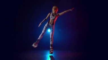 Kangoo atlar egzersizleri yapıyor spor takım elbise güzel kadın.
