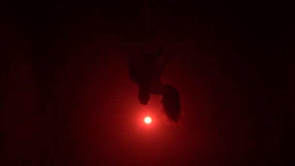 Silhouette Aerialist Mädchen macht akrobatische und flexible Tricks auf roten Seidentüchern auf rotem Hintergrund 054 — Stockvideo