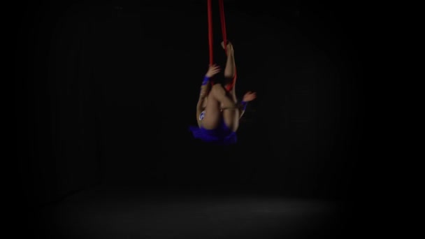 Vrouwelijke antenne gymnast uitvoeren op een rode zijde in een zwarte achtergrond. Spannende acrobatische show 058 — Stockvideo