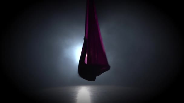Ženská letecká gymnastka vystupující na fialovém hedvábí v cirkusovém jevišti. Vzrušující akrobatická show 063 — Stock video
