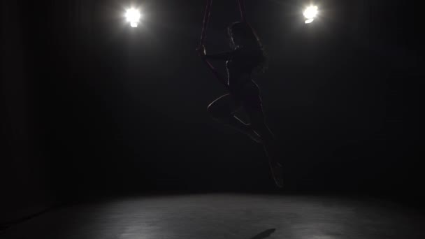 Chica bailando con alas voladoras de seda aérea en fondo negro 068 — Vídeo de stock