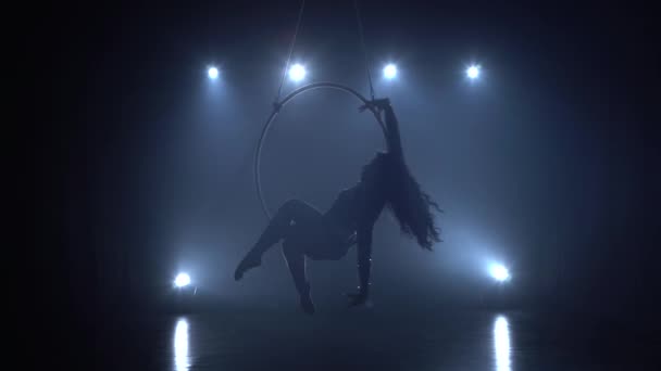 Воздушный акробат на ринге. Молодая девушка исполняет акробатические элементы в воздушном кольце в цирке 080 — стоковое видео