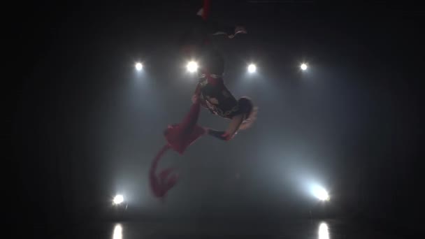 优雅的体操运动员在蓝光背景095用红色丝绸进行空中运动 — 图库视频影像