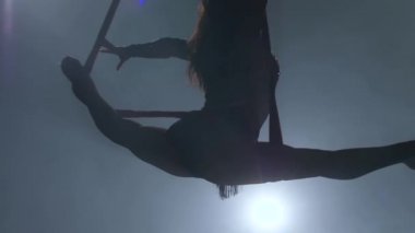 Siluet Kız siyah arka planda hava ipek uçan kanatları ile dans. Yavaş çekim. Closeup. 278