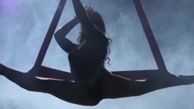 Siluet Kız siyah arka planda hava ipek uçan kanatları ile dans. Yavaş çekim. Closeup. 317