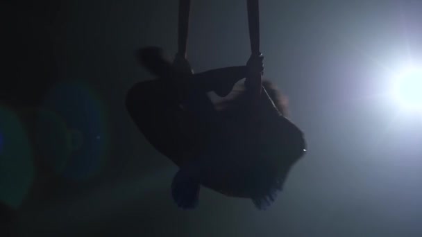 Дівчина силует танцює з повітряними шовковими літаючими крилами на чорному тлі. Повільний рух. Крупним планом. 268 — стокове відео