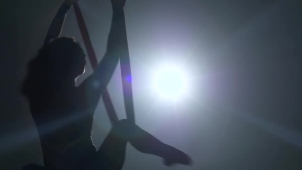 Девушка-силуэт танцует с воздушными шелковыми крыльями на черном фоне. Медленное движение. Крупный план. 270 — стоковое видео