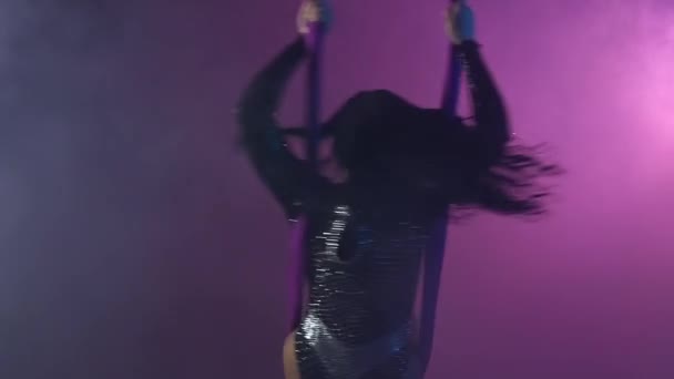 Дівчина силует танцює з повітряними шовковими літаючими крилами на фіолетовому фоні. Повільний рух. Крупним планом. 320-річний — стокове відео