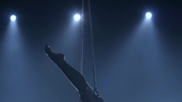 Zarif jimnastikçi mavi ışık arka plan üzerinde kırmızı ipek ile hava egzersiz icra. Yavaş çekim. Closeup. 332 — Stok video