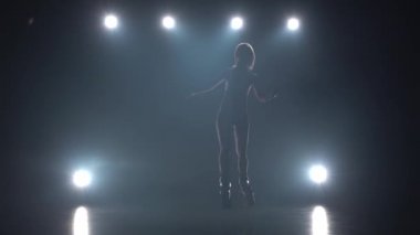 Kangoo kadın performans egzersizleri siyah arka plan üzerinde ayakkabı atlar
