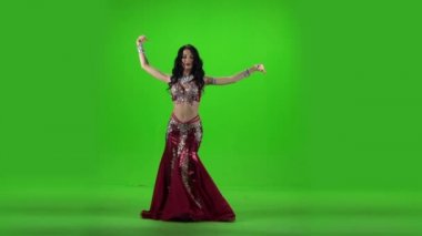 Arap dansçı sahnede oryantal dans gerçekleştirir. Yeşil ekran. Yavaş hareket