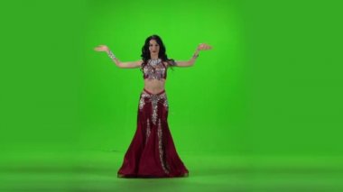 Güzel göbek dansı. Yeşil ekran. Yavaş çekim