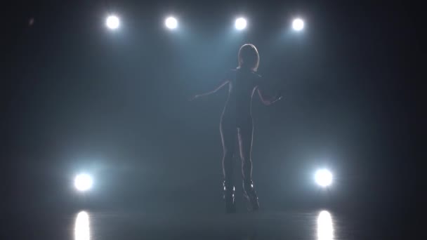 Femme effectuant des exercices en kangoo saute chaussures sur fond noir — Video