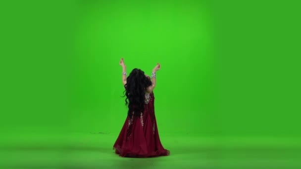 녹색 화면에 아름다운 배꼽 춤. 슬로우 모션 — 비디오