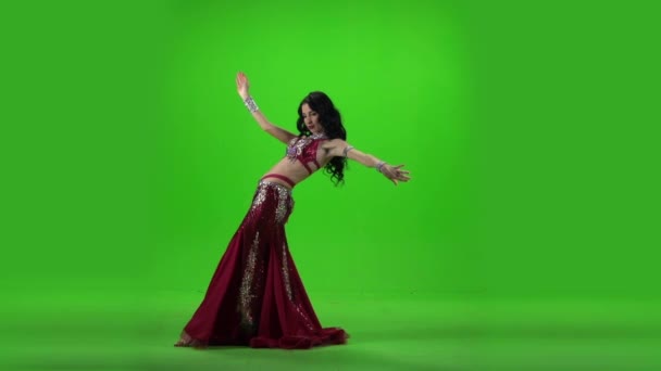 Красивая девушка танцует танец живота. Зеленый экран. Медленное движение — стоковое видео