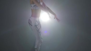 Yakın çekim bakireler vücut kangoo atlar atlıyor. Yavaş çekim