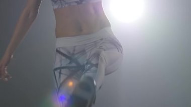 Yakın çekim mükemmel kadın kangoo dans spot karşı atlar. Yavaş çekim