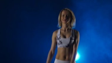 Yakın çekim yavaş çekim, kangoo atlar egzersizleri yapan çekici kadın.