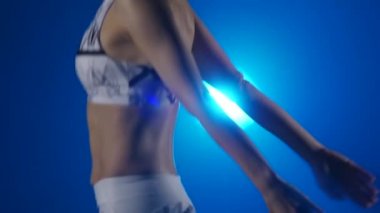 Kangoo yakın çekim seksi kız mavi spot karşı ayakkabı atlar. Yavaş çekim