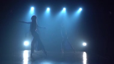 Sihirli spot ışıkları üzerinde dans siluetleri balerinyavaş hareket