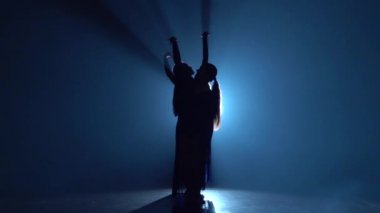 Modern bir bale dans üç zarif balerin yavaş hareket.