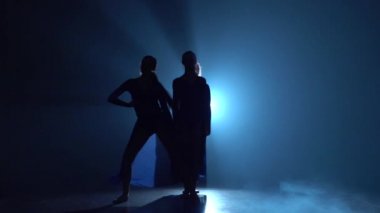 Modern bale denekleri dans ediyor. Yavaş çekim