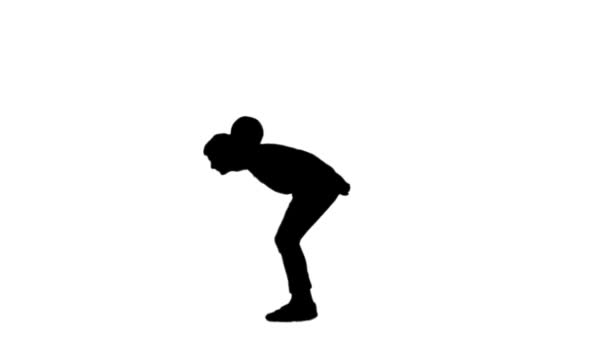 Černá silueta muže, který dělá cvičení fotbalovým míčkem. — Stock video