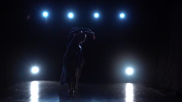 Slow Motion van vier ballerina's dansen modern ballet over schijnwerpers — Stockvideo