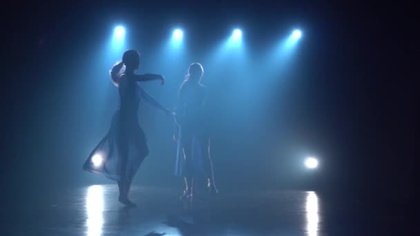 Slow Motion av professionella ballerinor dansa över spotlights — Stockvideo