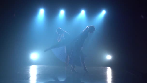 Повільний рух витончених працьовитих балеринів, що танцюють над прожекторами — стокове відео