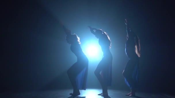 Lento movimiento de tres hermosas bailarinas bailando un ballet moderno . — Vídeos de Stock