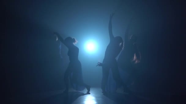 Tres hermosas bailarinas bailando un ballet moderno. Movimiento lento — Vídeos de Stock