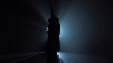 Duygusal balerinler sihirli spot üzerinde karanlıkta dans. Yavaş çekim