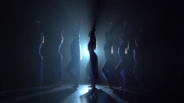 Lento movimiento de una joven bailarina deportiva bailando ballet moderno . — Vídeos de Stock