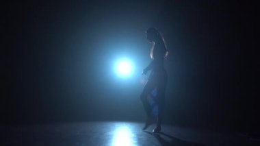 Modern bir bale dans mükemmel bir balerin yavaş hareket.