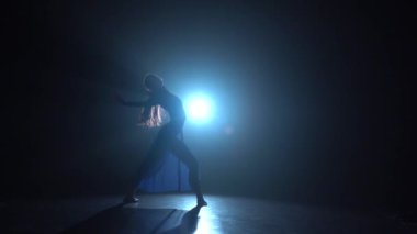 Mükemmel bir büyüleyici balerin dans modern bale yavaş hareket.