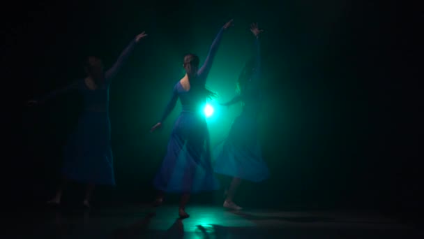 Três lindas bailarinas excelentes dançando balé moderno. Movimento lento — Vídeo de Stock