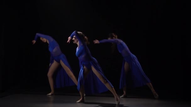 Tres bailarinas fuertes sexys bailando elementos de ballet. Movimiento lento — Vídeo de stock