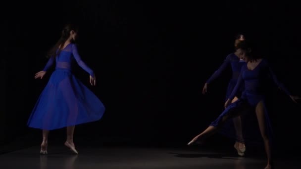 Bailarinas saltando corre en círculo de estudio. Movimiento lento — Vídeo de stock