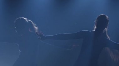 Üç balerin dans unsurlarının yavaş hareket etmesi. Close