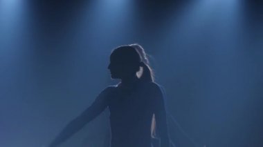 Bale dans unsurları zarif balerinler. Yakın çekim, yavaş hareket