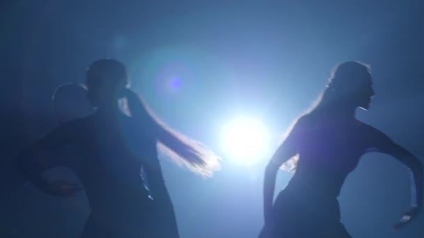 Gros plan de trois ballerines attrayantes dansant des éléments de ballet. Mouvement lent — Video