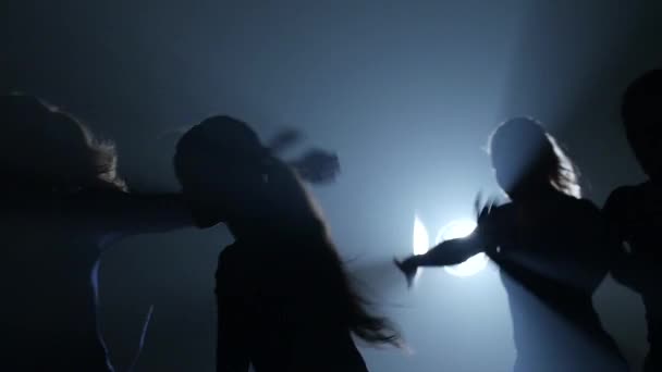 クローズ アップ。バレエの要素を踊るバレリーナのシルエットのスローモーション. — ストック動画