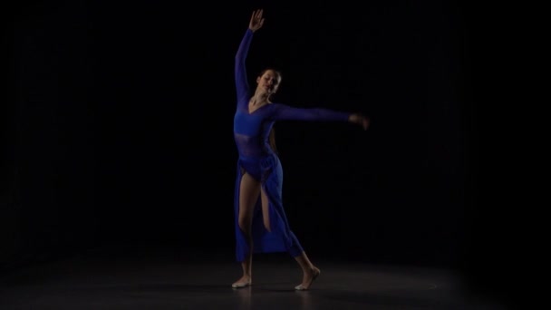 Zeitlupe einer glorreichen Ballerina, die Elemente des Balletts tanzt. — Stockvideo