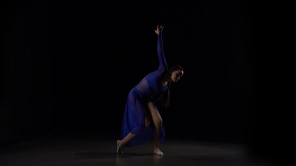 Bailarina bailando elementos de ballet. Movimiento lento — Vídeos de Stock