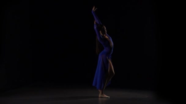 Lento movimiento de una atractiva bailarina bailando elementos de ballet . — Vídeos de Stock