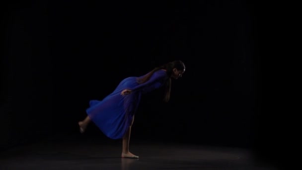 Atractiva bailarina bailando elementos de ballet. Movimiento lento — Vídeos de Stock